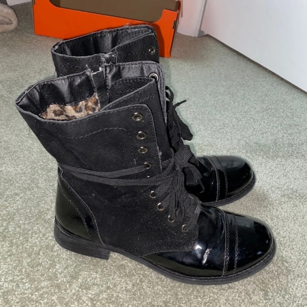 GUC black patent leather boot